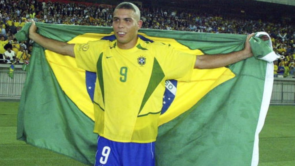 Ronaldo Béo khoác trên vai áo số 9 với tinh thần chiến đấu quả cảm